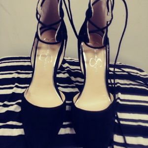 One pair of Jessica Simpson 7m. Black cena shoes.